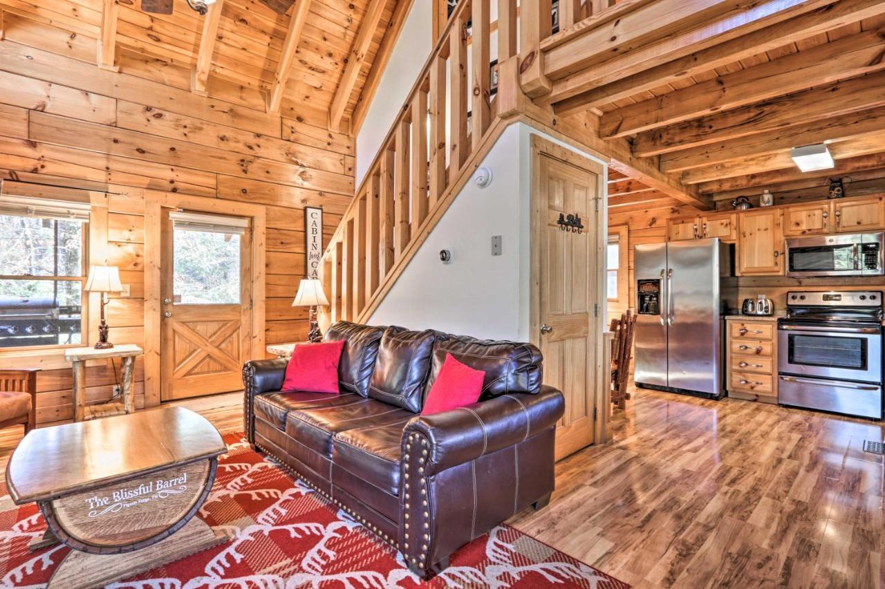 Вилла Cozy Cabin With Hot Tub In The Heart Of Пиджен-Фордж Экстерьер фото
