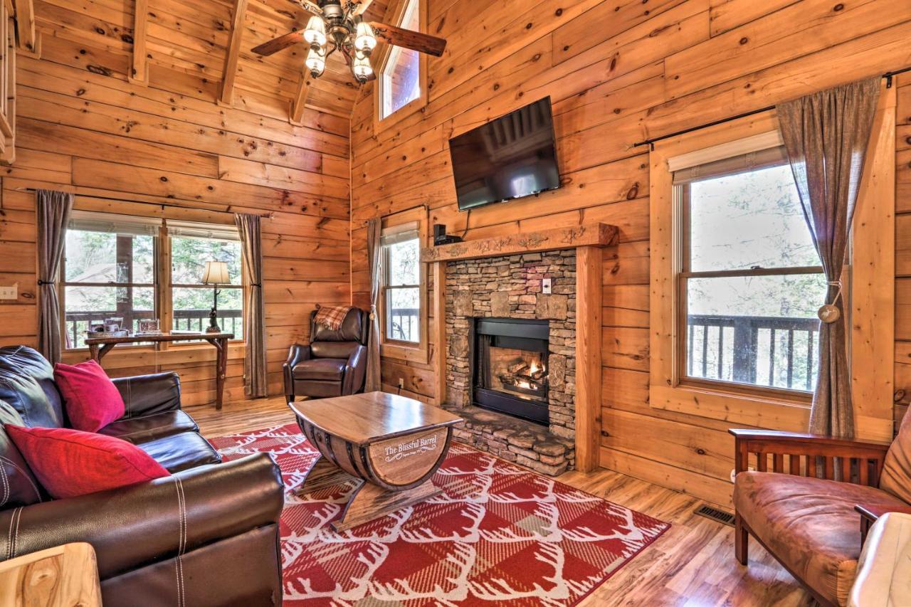 Вилла Cozy Cabin With Hot Tub In The Heart Of Пиджен-Фордж Экстерьер фото