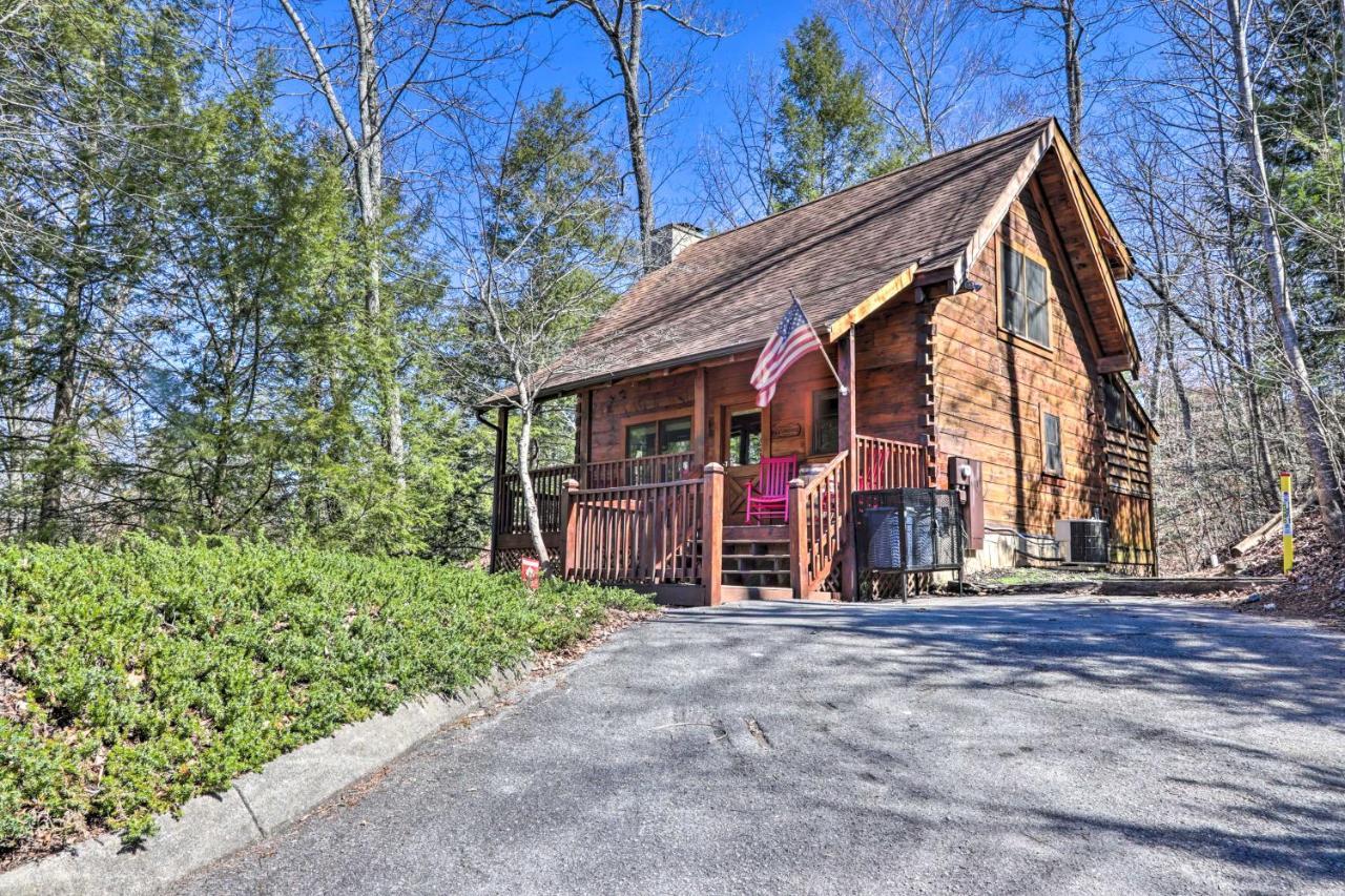 Вилла Cozy Cabin With Hot Tub In The Heart Of Пиджен-Фордж Экстерьер фото