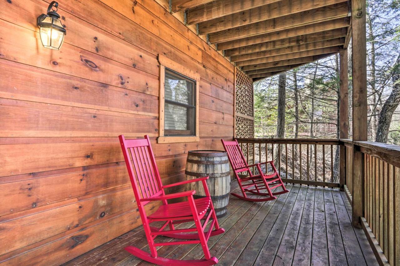 Вилла Cozy Cabin With Hot Tub In The Heart Of Пиджен-Фордж Экстерьер фото