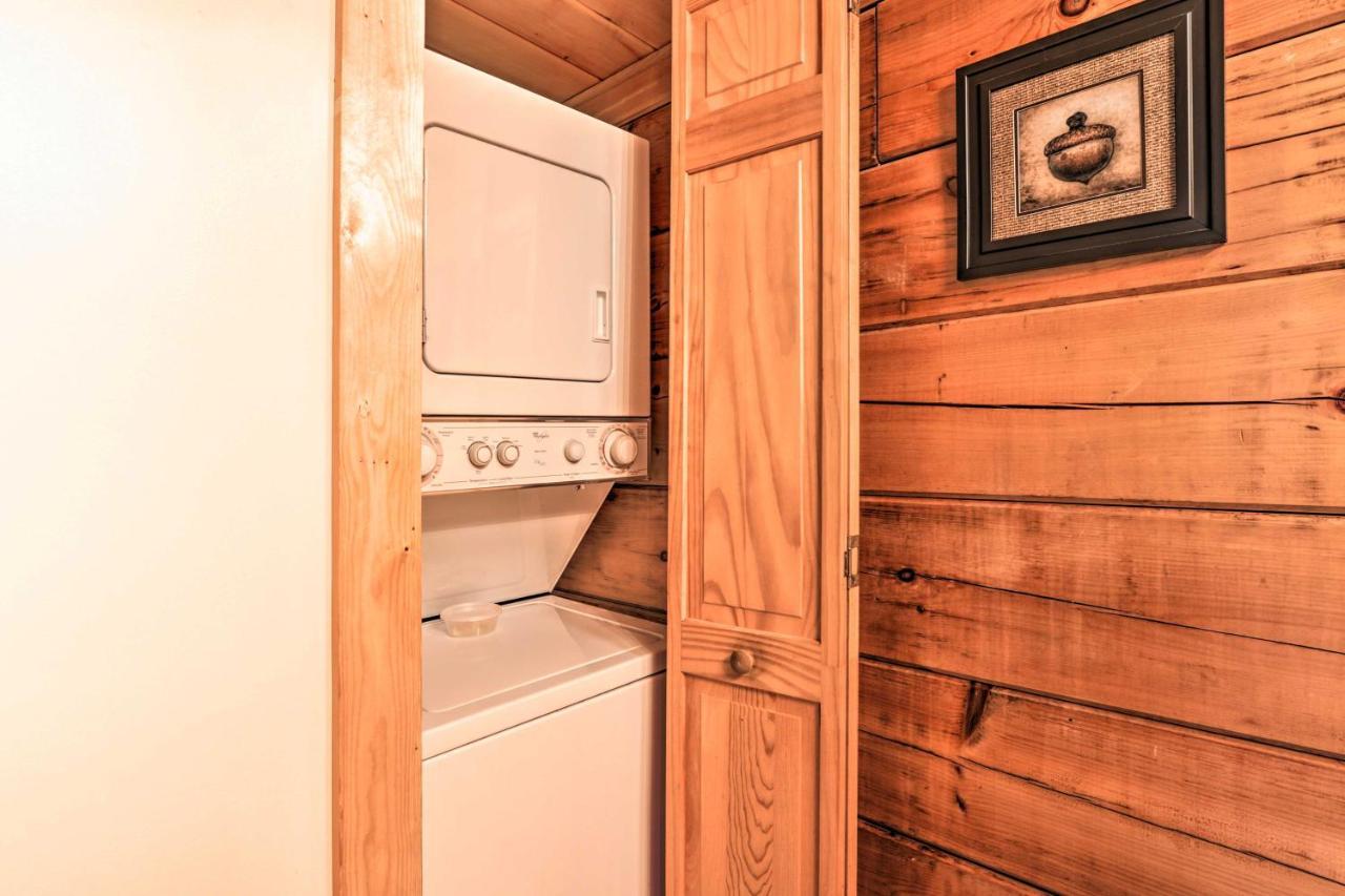 Вилла Cozy Cabin With Hot Tub In The Heart Of Пиджен-Фордж Экстерьер фото