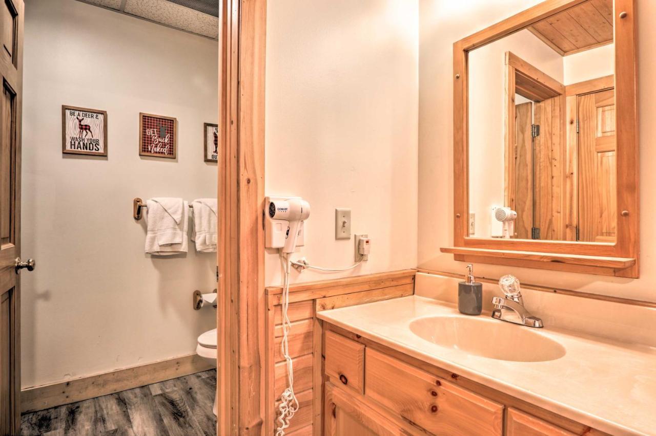 Вилла Cozy Cabin With Hot Tub In The Heart Of Пиджен-Фордж Экстерьер фото