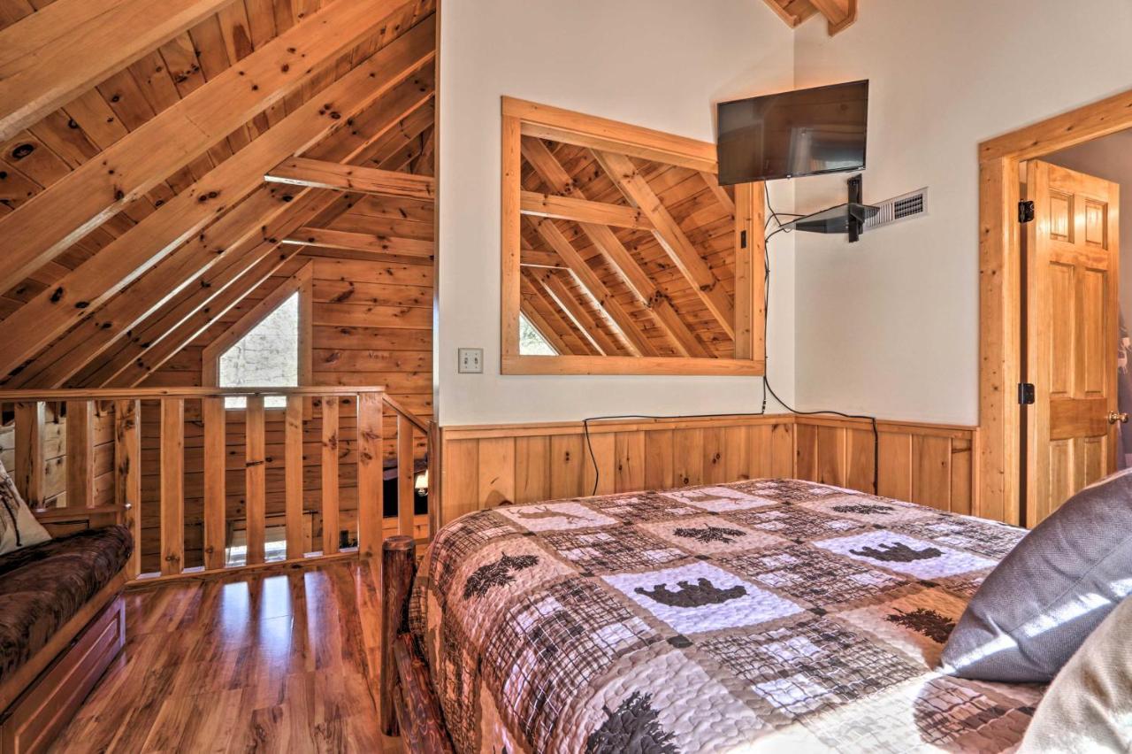 Вилла Cozy Cabin With Hot Tub In The Heart Of Пиджен-Фордж Экстерьер фото