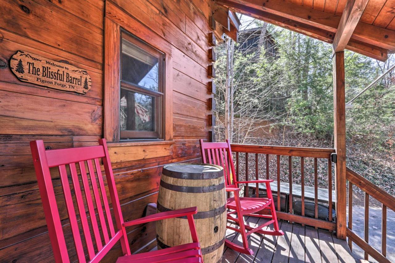 Вилла Cozy Cabin With Hot Tub In The Heart Of Пиджен-Фордж Экстерьер фото